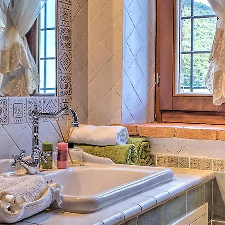 Βίλα Bella 8, Emma *