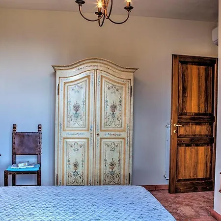 Bella 8, Emma Βίλα Massa Martana