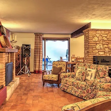 Bella 8, Emma Βίλα Massa Martana