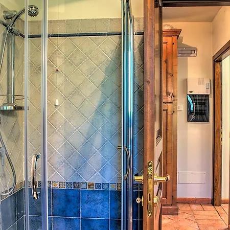 Βίλα Bella 8, Emma