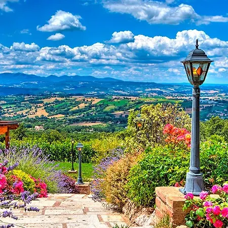 Bella 8, Emma Βίλα Massa Martana