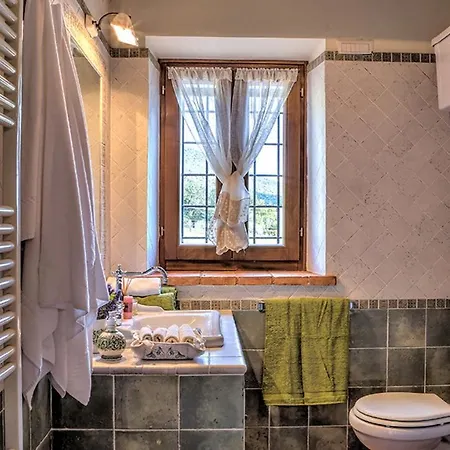 Βίλα Bella 8, Emma Massa Martana