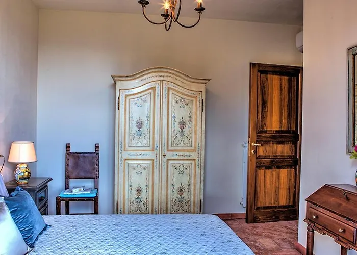 Bella 8, Emma Вилла Масса-Мартана